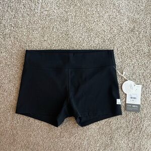 NWT vuori allthefeels low rise shorty biker shorts